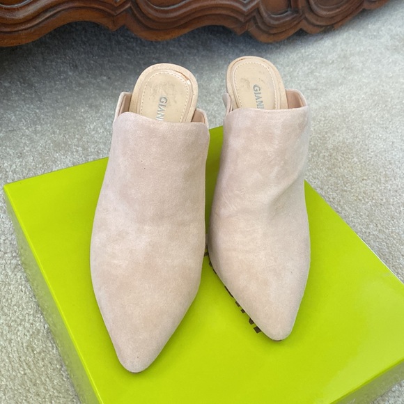 Cute Gianni Bini suede nude pointy toe mule stilettos, 6.5M - Picture 3 of 14